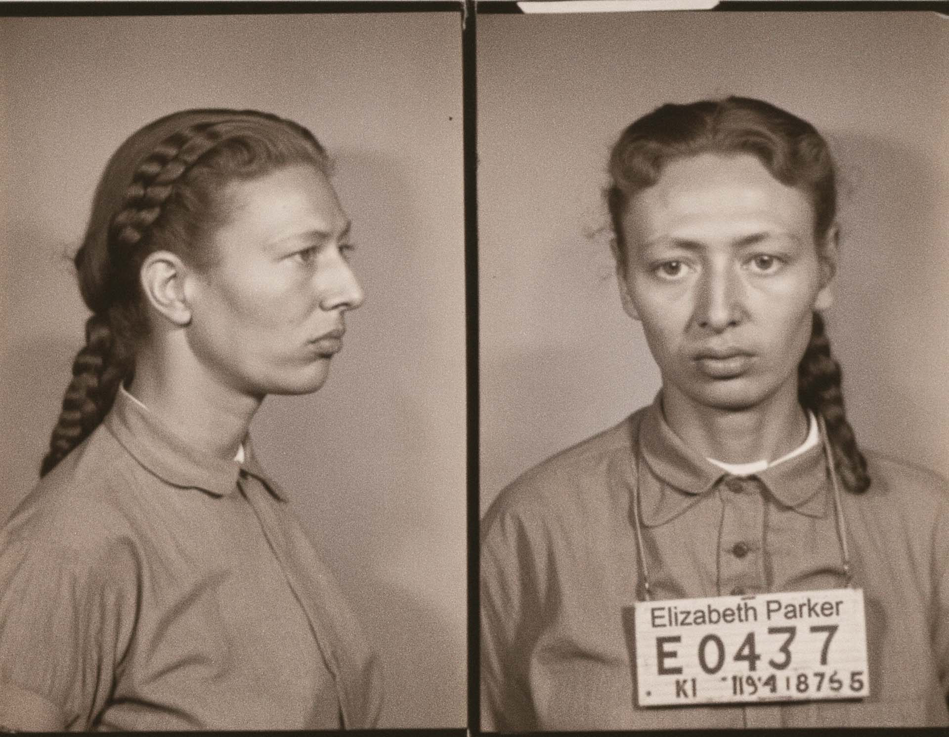 Polizeifoto, Doppelportrait, Tatverdächtige, Mug shot, Double-shot photography, Front view, Side view, head and shoulder portrait of female suspect, vintage mugshot, Ausstattungsfoto, prop pictures, images for film sets, no stock image